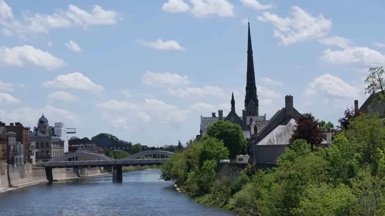Toits et panorama de Cambridge, Ontario — le secteur desservi par RooFix
