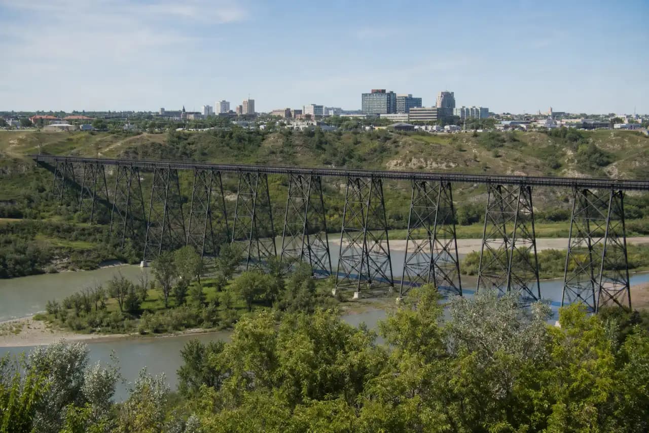 Toits et panorama de Lethbridge, Alberta — le secteur desservi par RooFix