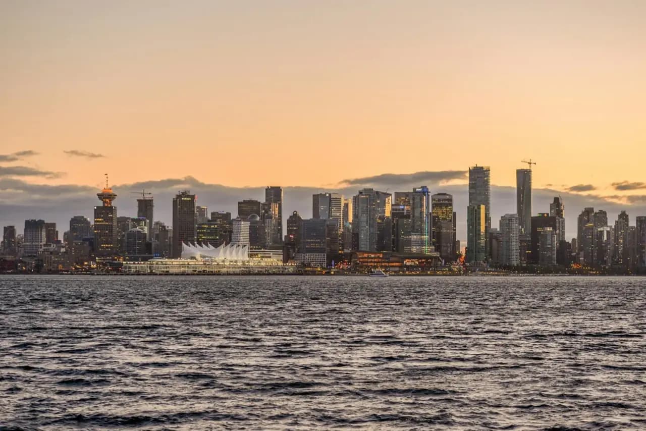 Toits et panorama de Nanaimo, British Columbia — le secteur desservi par RooFix