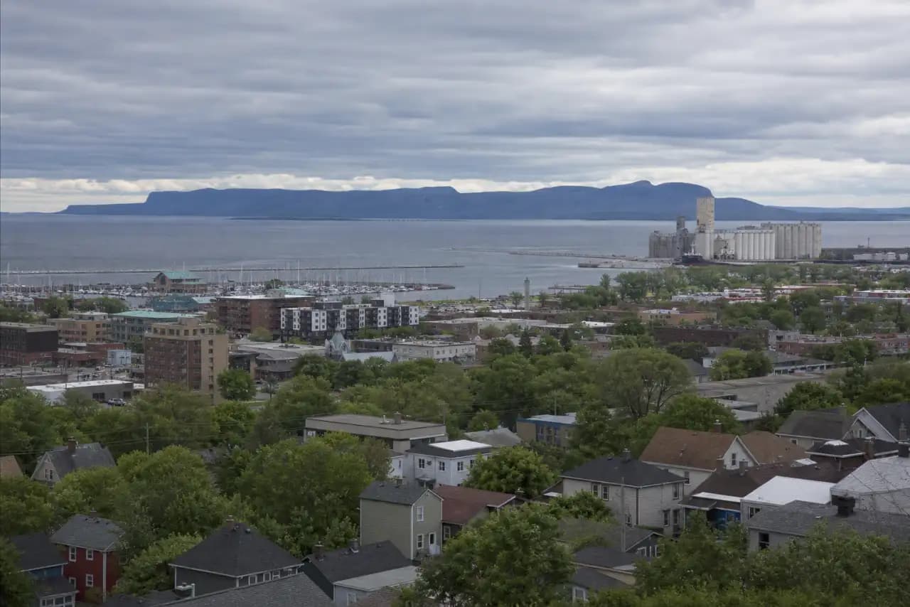 Toits et panorama de Thunder Bay, Ontario — le secteur desservi par RooFix